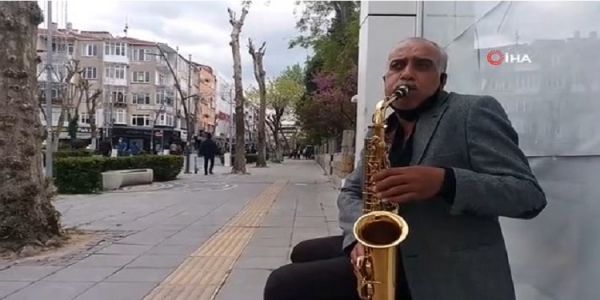 Caddeyi Saksafon Sesiyle Şenlendirdi